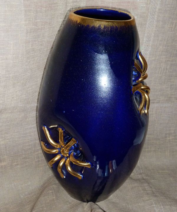 C'est un Vase Vallauris assez bling bling mais de qui ?  P1140919