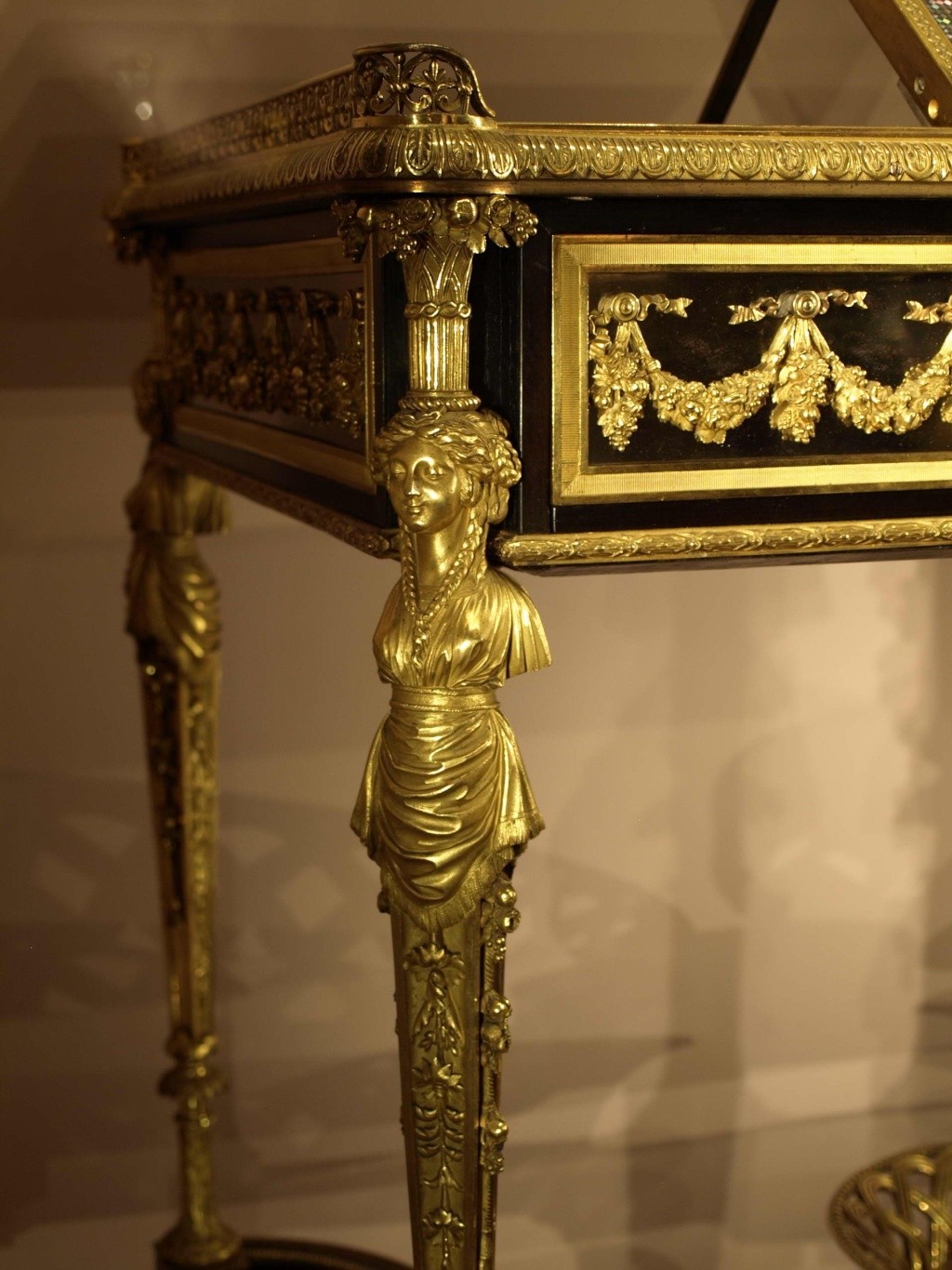 Chinoiseries et meubles de Marie-Antoinette : par Weisweiler, Macret et Riesener 27-10_12