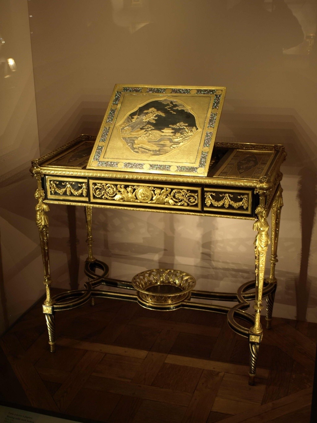 Chinoiseries et meubles de Marie-Antoinette : par Weisweiler, Macret et Riesener 27-10_18