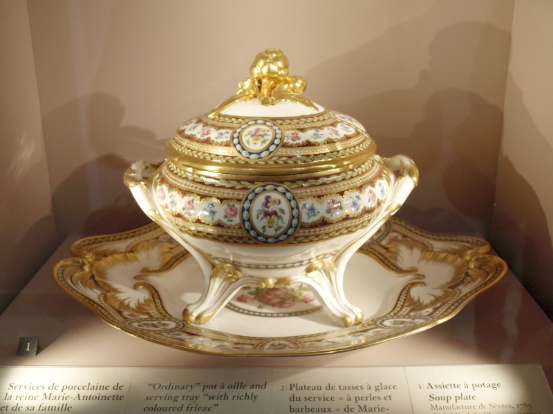 riche - Service en porcelaine de Sèvres "à décor riche en couleurs et riche en or" de Marie-Antoinette 27-10_19