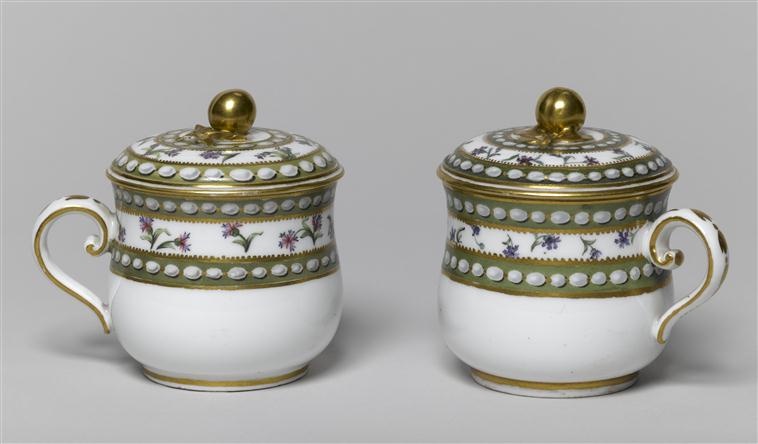 Service en porcelaine de Sèvres "à décor de perles et de barbeaux" de Marie-Antoinette Objets11