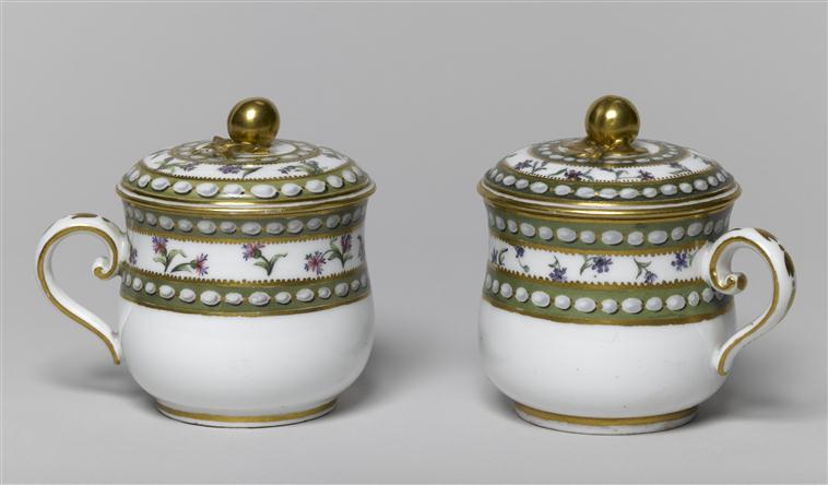 barbeaux - Service en porcelaine de Sèvres "à décor de perles et de barbeaux" de Marie-Antoinette Objets11