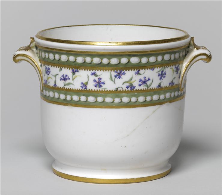Service en porcelaine de Sèvres "à décor de perles et de barbeaux" de Marie-Antoinette Objets12