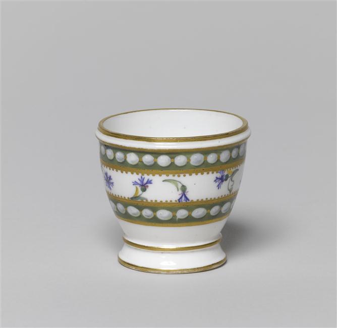 barbeaux - Service en porcelaine de Sèvres "à décor de perles et de barbeaux" de Marie-Antoinette Objets13