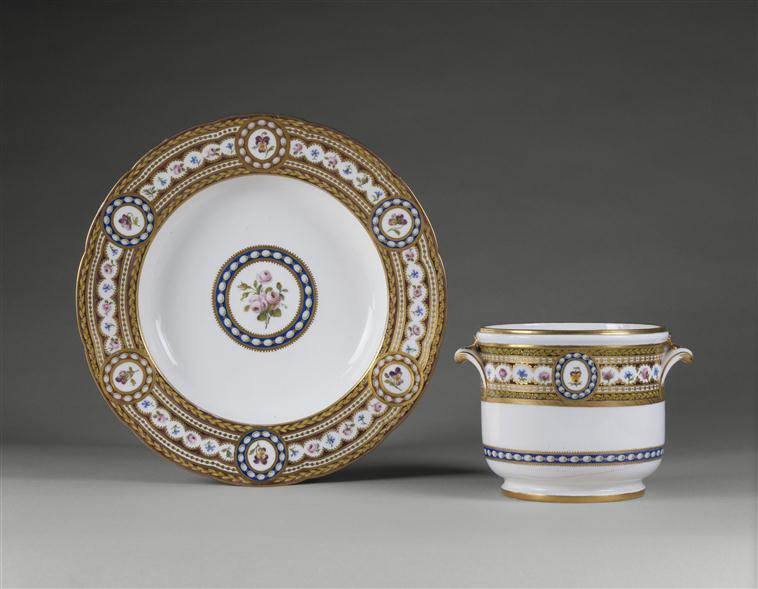 riche - Service en porcelaine de Sèvres "à décor riche en couleurs et riche en or" de Marie-Antoinette Objets14