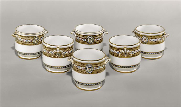 riche - Service en porcelaine de Sèvres "à décor riche en couleurs et riche en or" de Marie-Antoinette Objets15