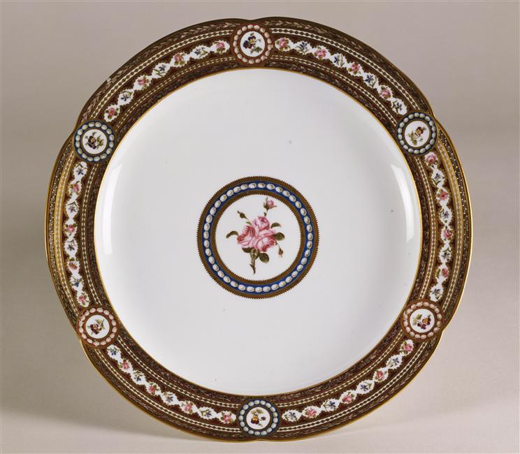 Service en porcelaine de Sèvres "à décor riche en couleurs et riche en or" de Marie-Antoinette Objets17