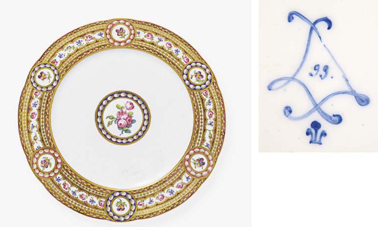 riche - Service en porcelaine de Sèvres "à décor riche en couleurs et riche en or" de Marie-Antoinette Objets19