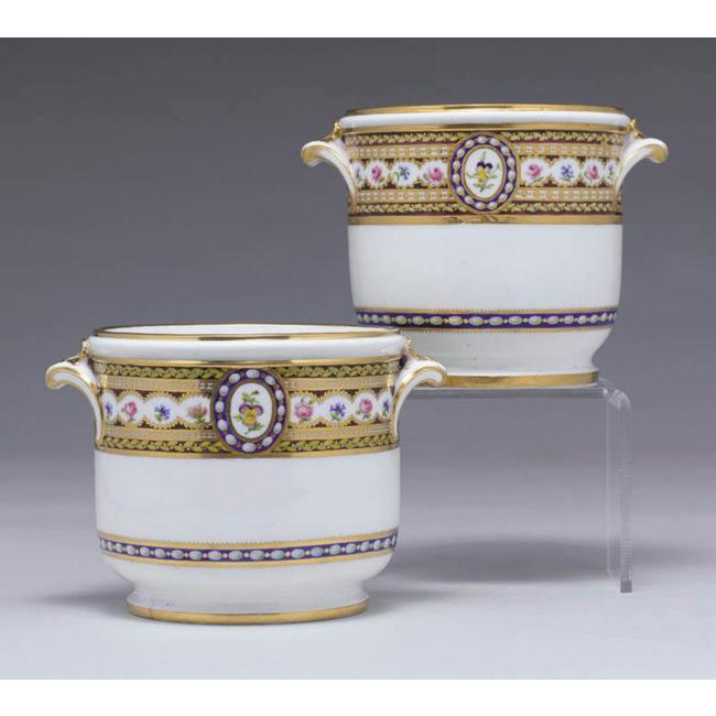riche - Service en porcelaine de Sèvres "à décor riche en couleurs et riche en or" de Marie-Antoinette Objets21