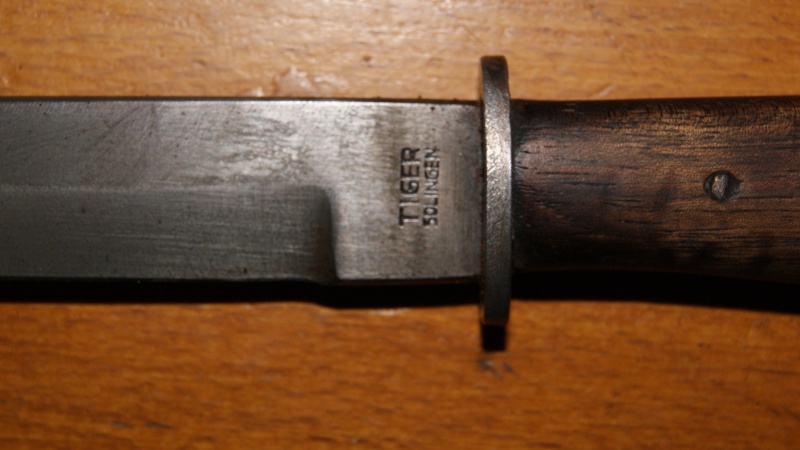 Couteau de botte originaux ou copies? Dsc08410