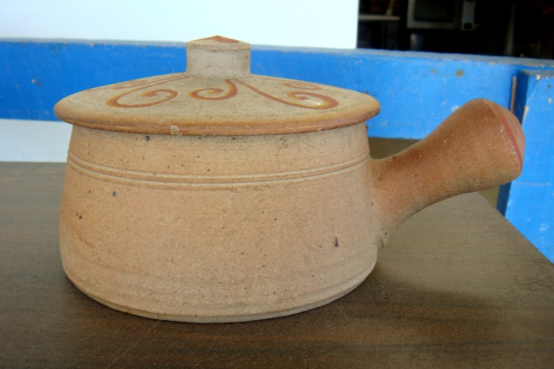 Unusual casserole with lid - This is English St Ives Pottery? Dsc04820