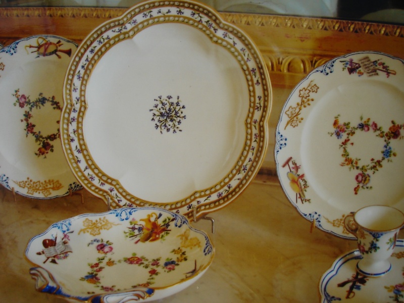 riche - Service en porcelaine de Sèvres "à décor riche en couleurs et riche en or" de Marie-Antoinette Dsc09511