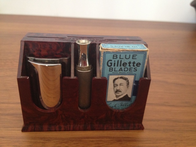 Gillette Tech - British set N°26, présentoir bakelite Gillet18