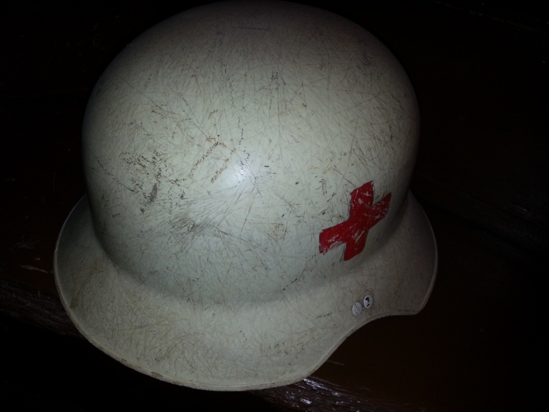 Casque allemand postwar blanc croix rouge Caskr210