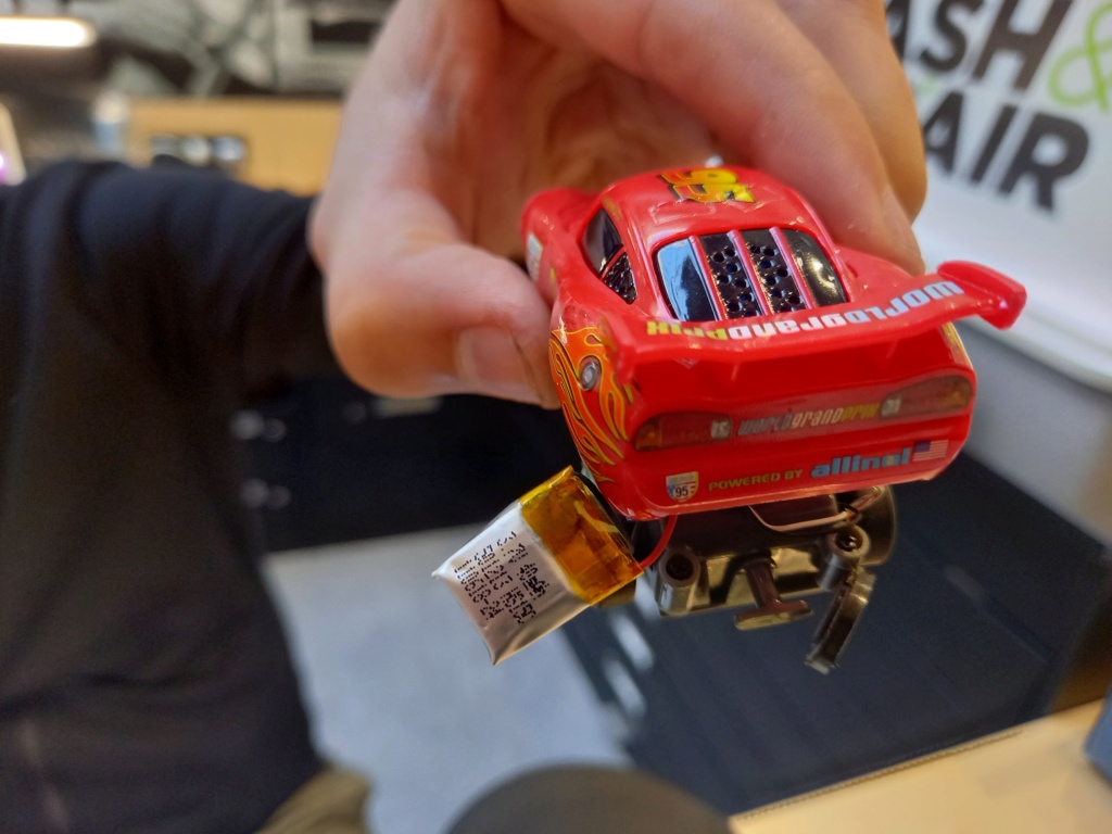 Problème batterie sur la Alive Lightning McQueen 20230411