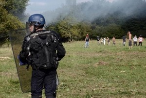 Communiqué AG&C: Le gendarme qui a lancé une grenade ayant mortellement blessé le jeune militant écologiste Remi FRAISSE à SIVENS a été placé en garde à vue. Sivens10