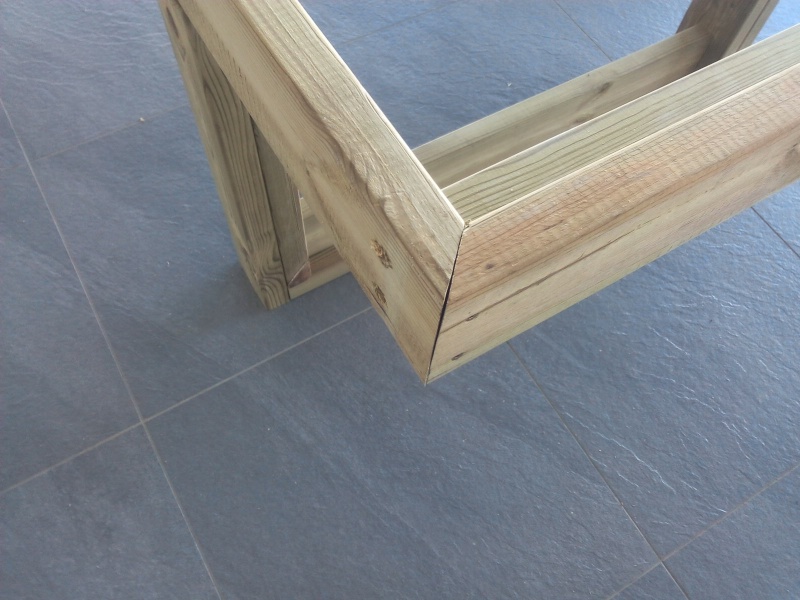 [TERMINE] Fabrication table en bois peint - polycarbonate pour terrasse Img_2011