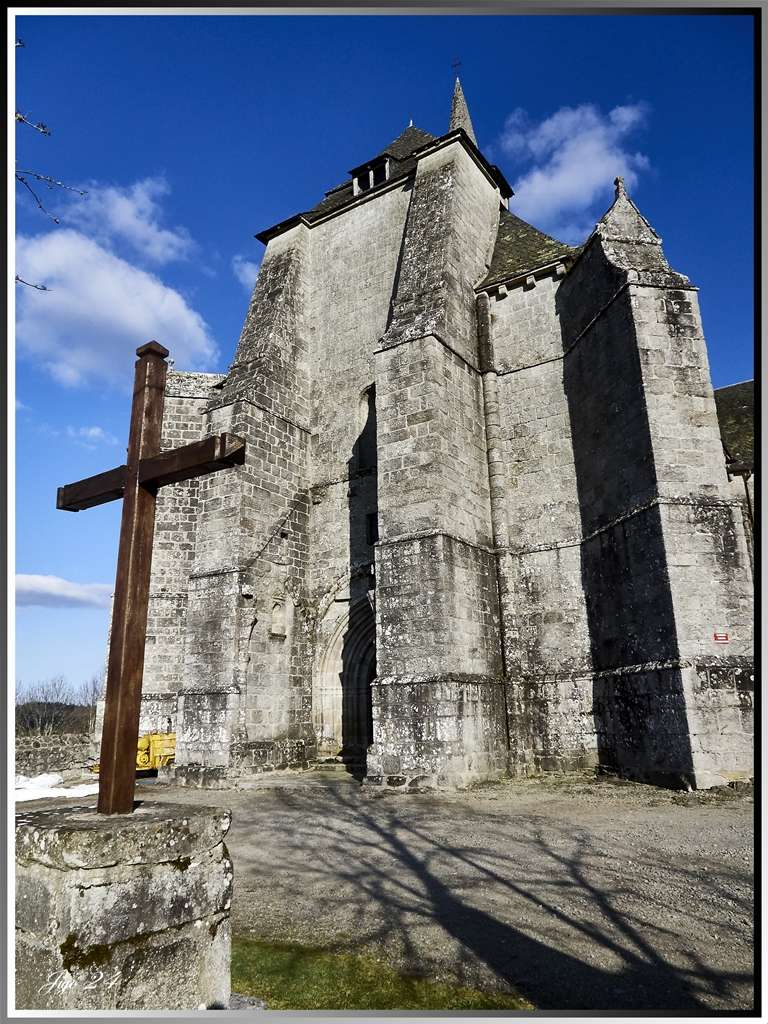 L'église fortifiée de Saint Angel en Haute Corrèze 1-110