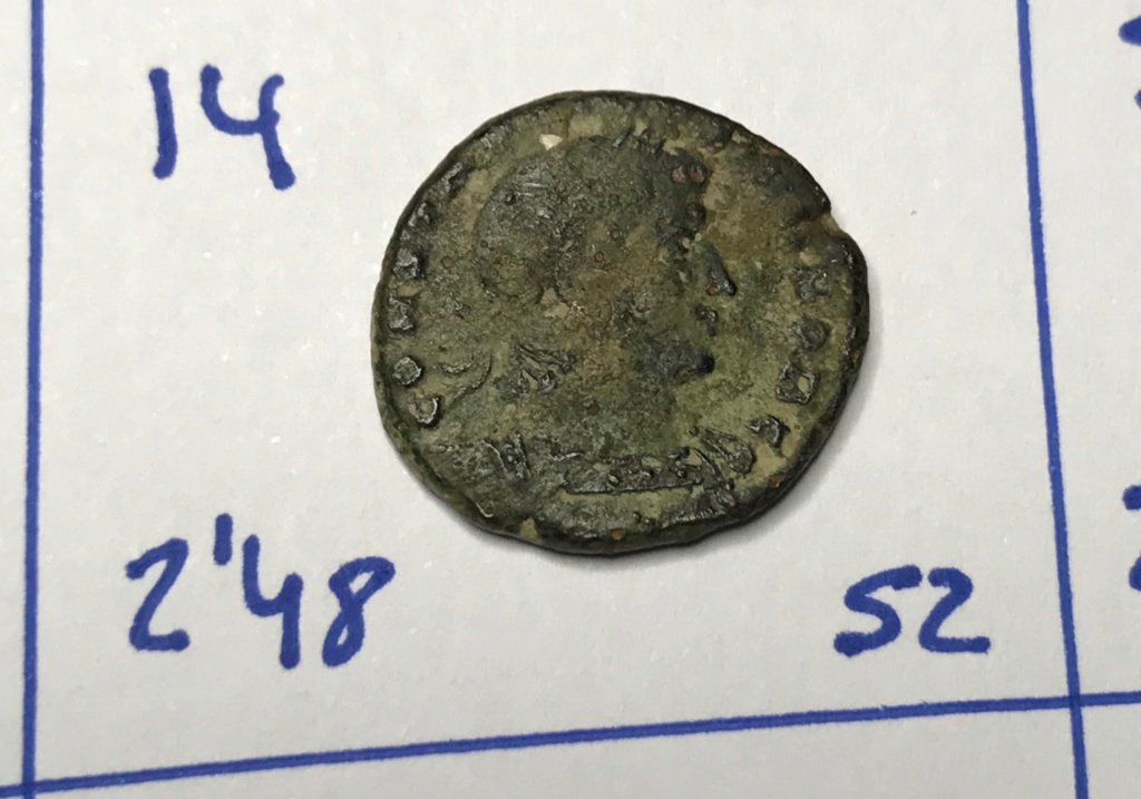 AE3 de Constantino II. GLOR-IA EXERC-ITVS. Dos estandartes entre dos soldados. Constantinopolis.  Img_8816