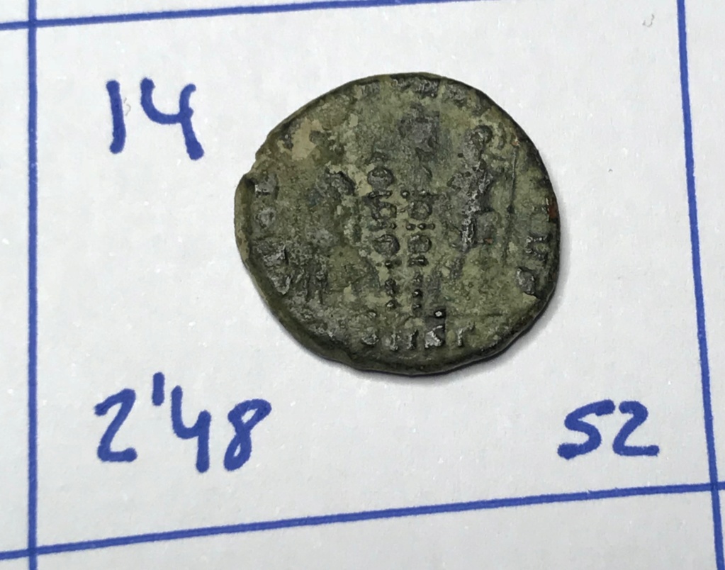 AE3 de Constantino II. GLOR-IA EXERC-ITVS. Dos estandartes entre dos soldados. Constantinopolis. Img_8817