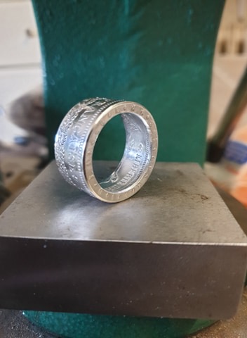 Présentation d’un de même anneaux coin ring à partir d’une pièce de 50 francs hercule 048e4b10