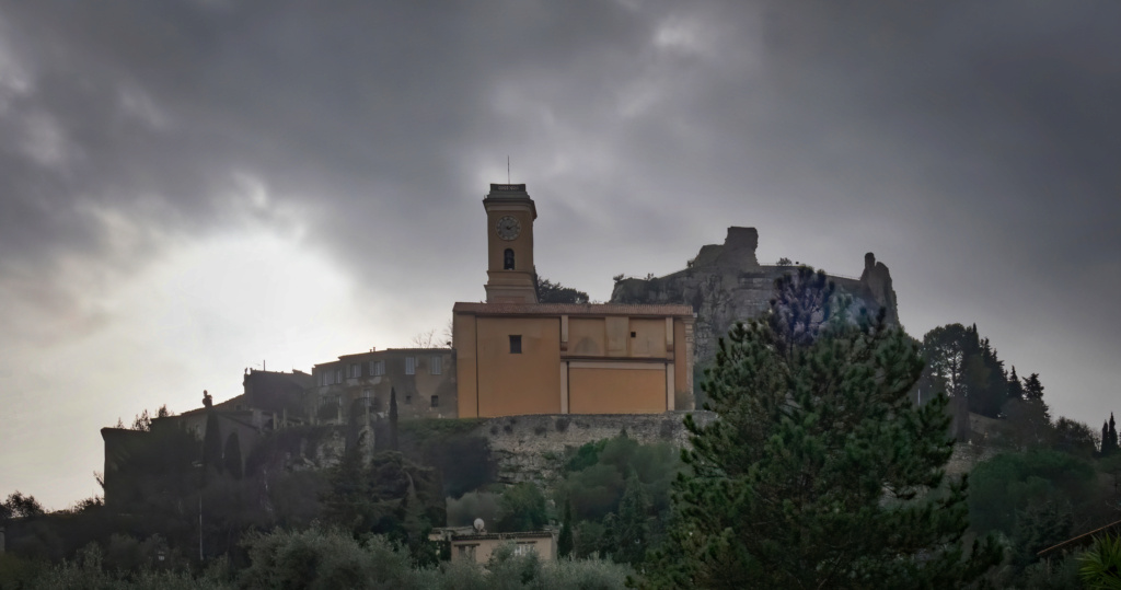Eze sous un ciel chargé de janvier... + nouveau cadrage. P2030610