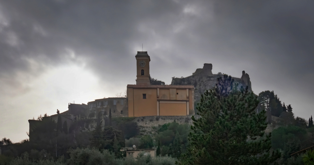 Eze sous un ciel chargé de janvier... + nouveau cadrage.  P2030610