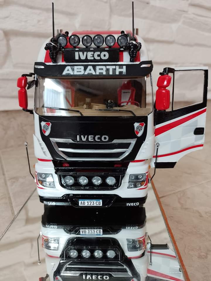 MT: Iveco Hi-Way Abarth con semi en scracht - Italeri escala 1/24 Inboun70