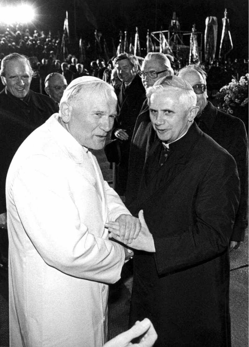 Benedicto XVI se muere... John_p10