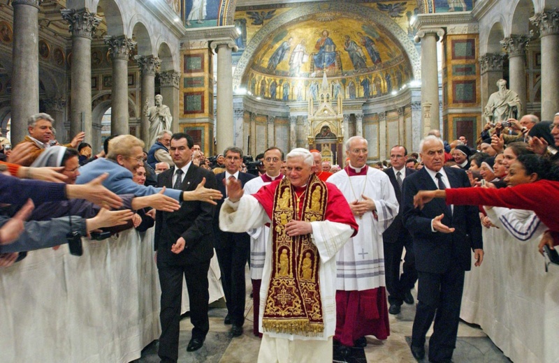 Benedicto XVI se muere... Pope_b10