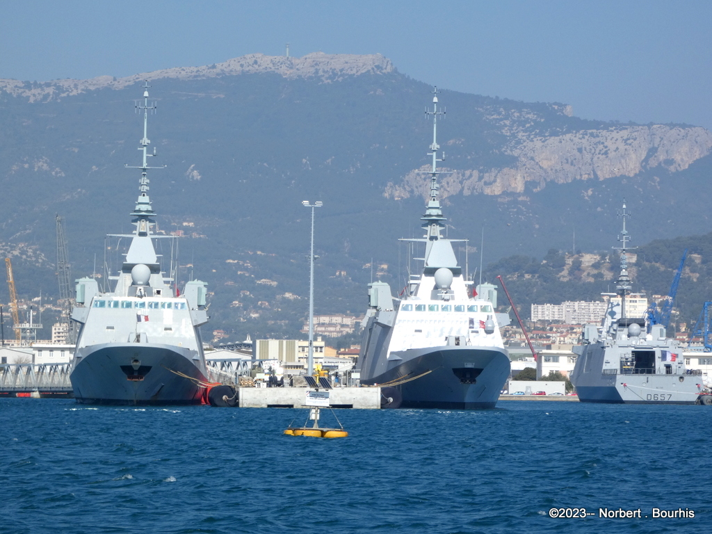 [Les ports militaires de métropole] Port de Toulon - TOME 2 - Page 12 P1330748