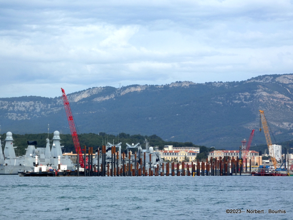 [Les ports militaires de métropole] Port de Toulon - TOME 2 - Page 12 P1330928