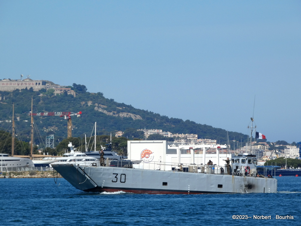 [Les ports militaires de métropole] Port de Toulon - TOME 2 - Page 13 P1370028