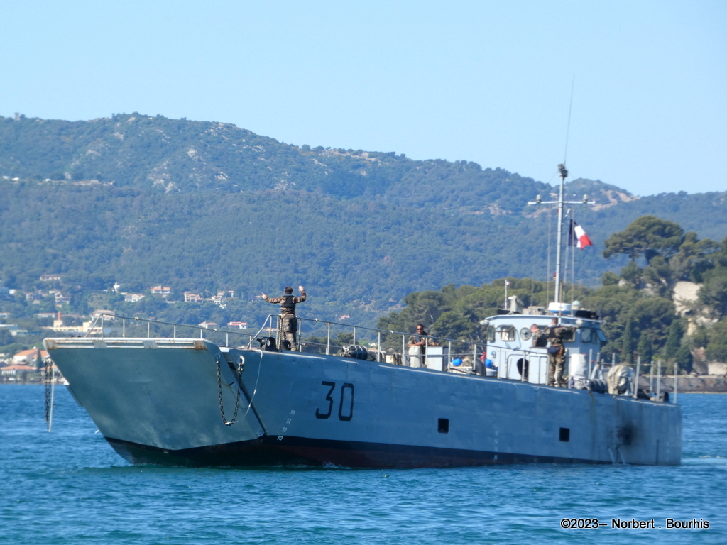 [Les ports militaires de métropole] Port de Toulon - TOME 2 - Page 13 P1370030