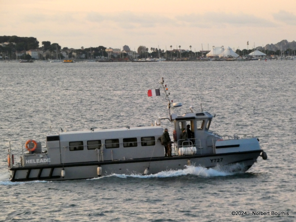 [ Divers bâtiments de servitudes ] vedette de liaison P1570626