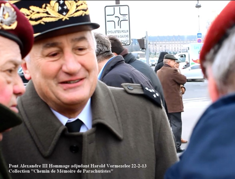 Sur le pont Alexandre III en Février 2013, il était déjà question de la succession à la tête de l'Union Nationale des Parachutistes du général ***** Cambournac. Hommag11