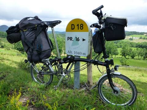 Fixer un sac à dos de rando sur le porte-bagage arrière d'un Brompton