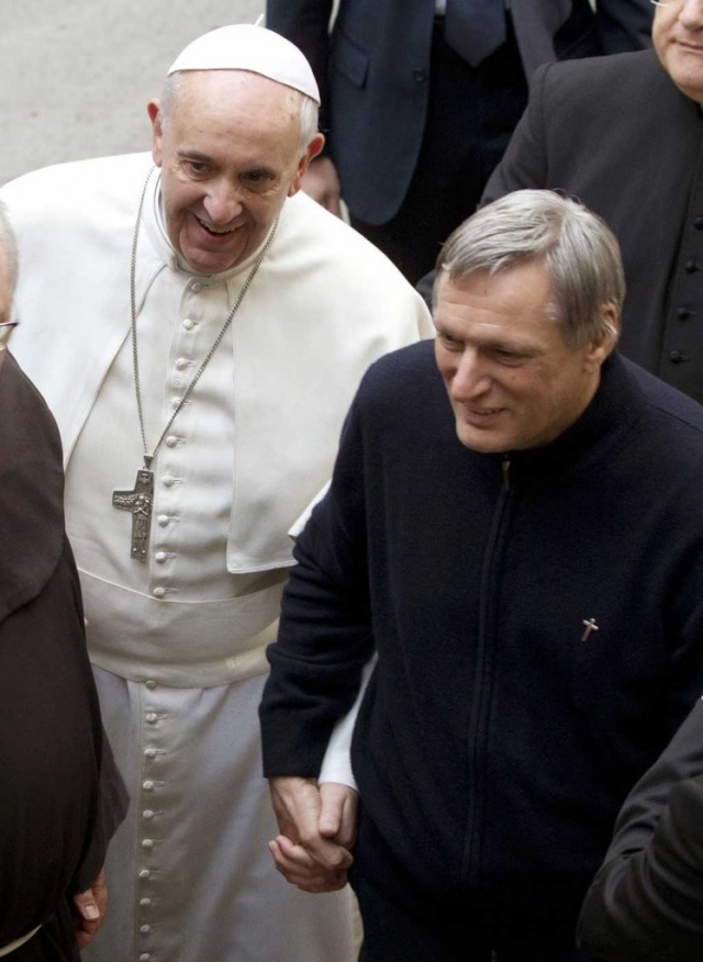 Bergoglio célèbre sa cène avec un prêtre  pro gay. Franci10