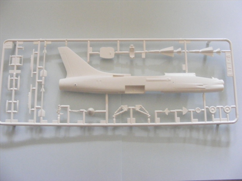 LING TEMCO VOUGHT F-8E / E(FN) / 8J CRUSADER 1/72ème Réf 259 Dscf9487