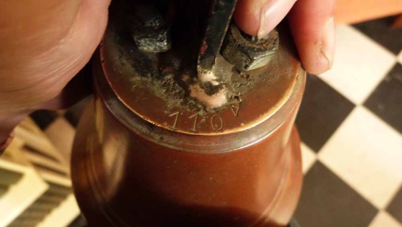 Une cloche en bronze marquée 110 V P1130736