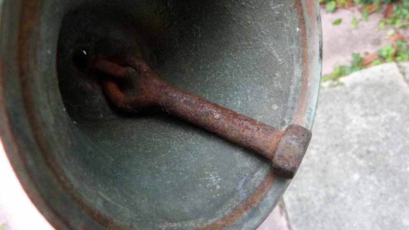 Une cloche en bronze marquée 110 V P1130738