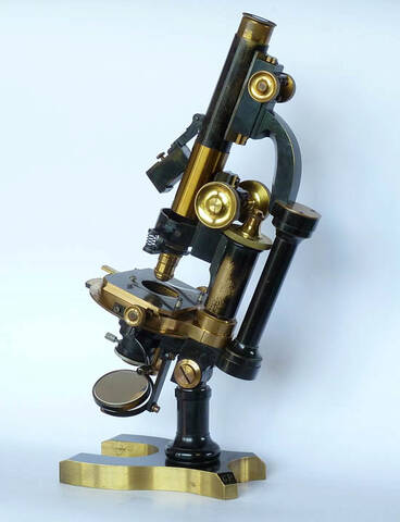 un microscope A NACHET 1920 dans sa boite