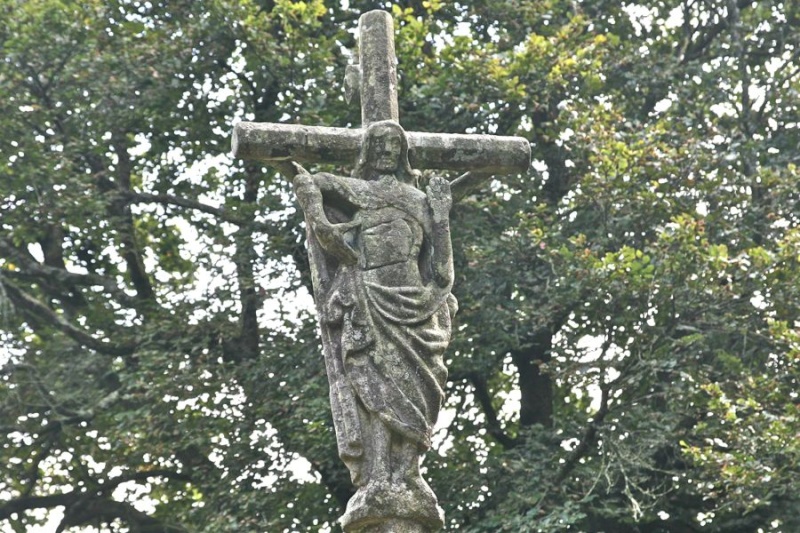 Cast : chapelle et fontaine Saint Gildas Christ11