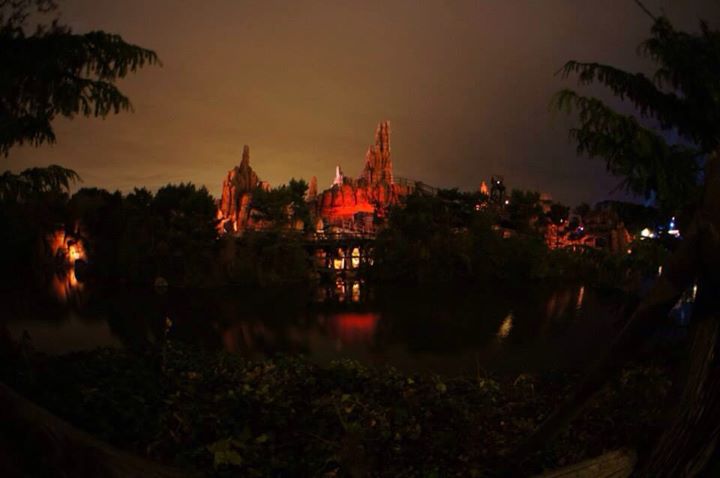 Vos photos nocturnes de Disneyland Paris - Page 4 70242210