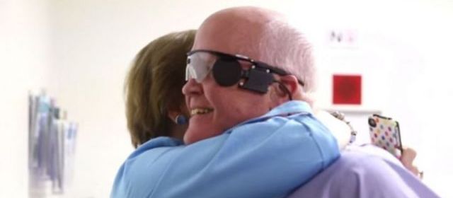 après 33 ans,Larry Hester revoit sa femme grâce à un oeil bionique à Durham (Etats-Unis) 42122010