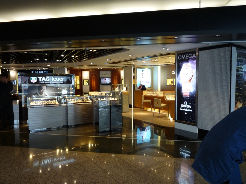 Les boutiques de montres dans les aéroports… Hk_bou11