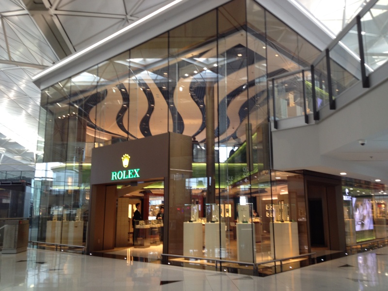 Les boutiques de montres dans les aéroports… Hk_rol14