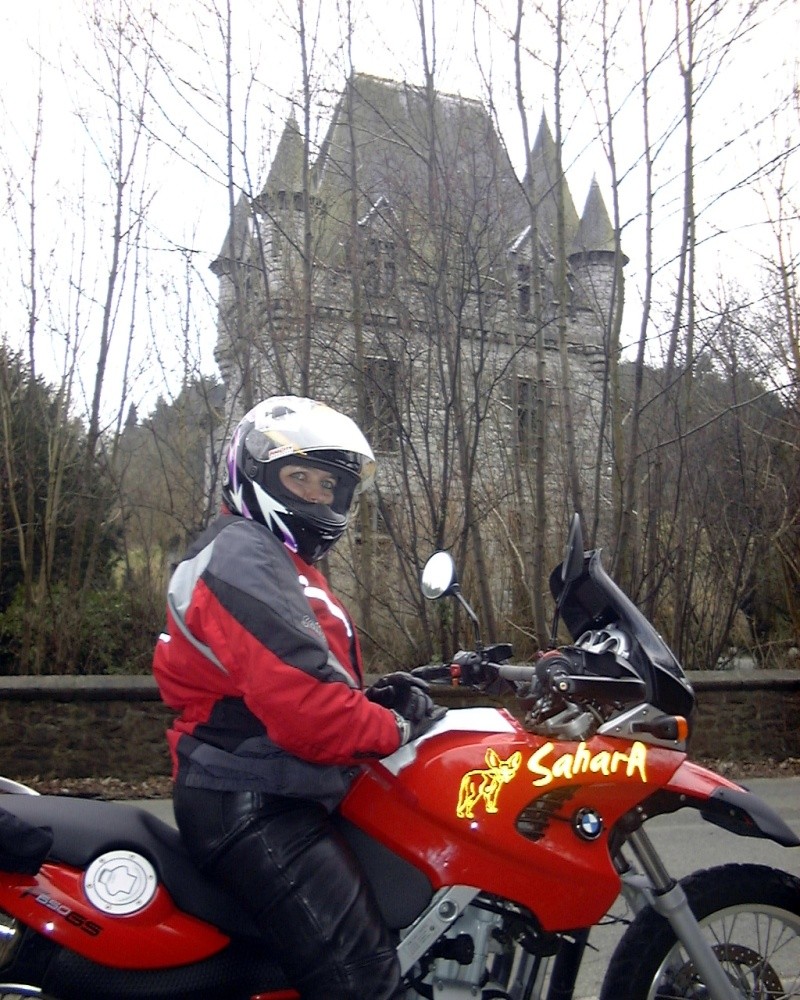 Photos de vous et de votre moto devant ....un château  - Page 7 Dsc00010