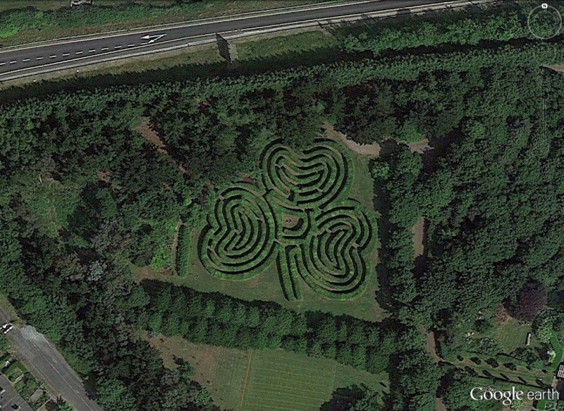 Les labyrinthes découverts dans Google Earth - Page 4 Trafle10