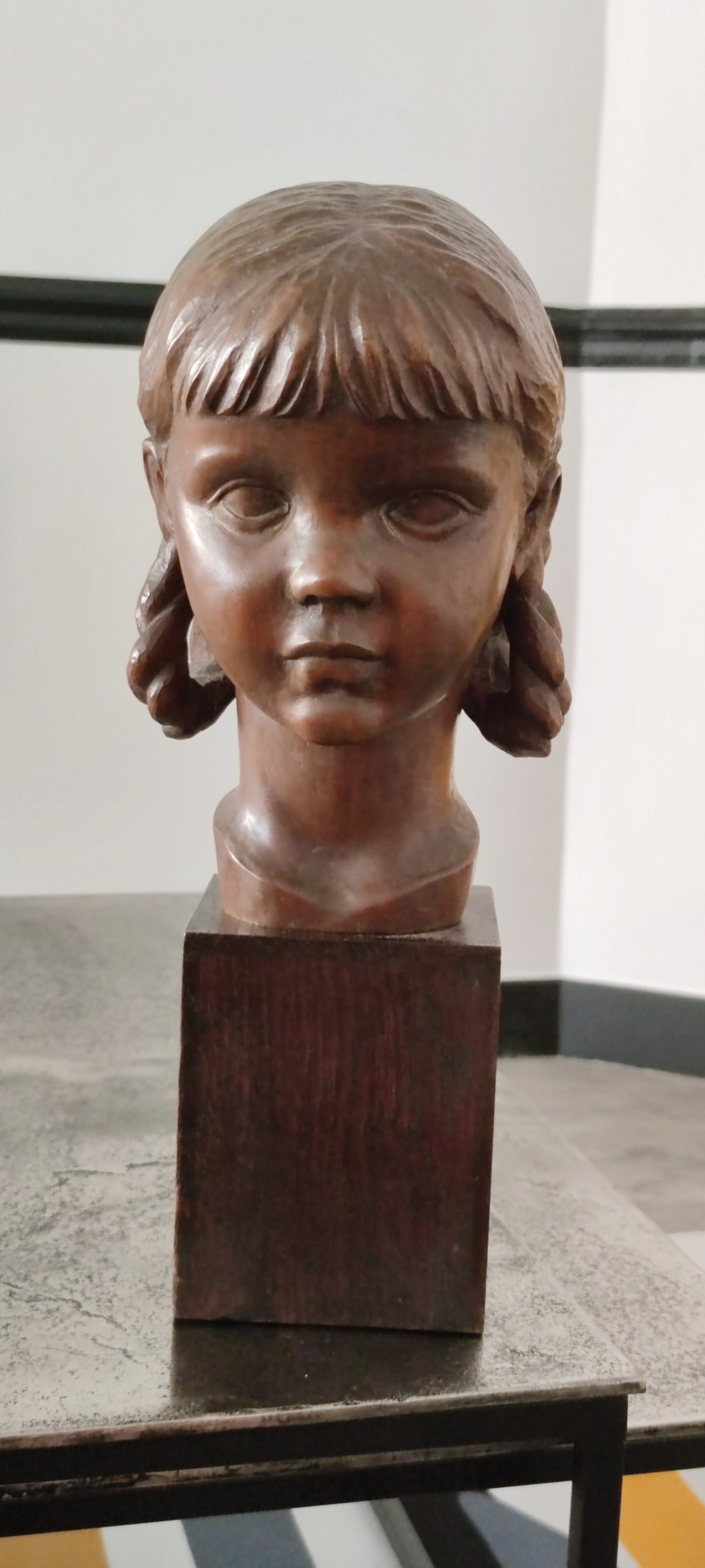 Buste de jeune fille en noyer signé du sculpteur Jant 1919/1969 Néerlandais Img_2045